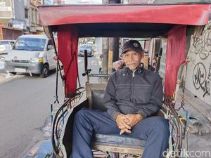 Dibawa Happy Aja Ala Emid Pengayuh Becak di Jalanan Bandung