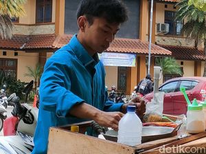 Firman Mahasiswa Penjual Cilung Lulus Kuliah, IPK-nya Fantastis! Firman Mahasiswa Penjual Cilung Lulus Kuliah, IPK-nya Fantastis!