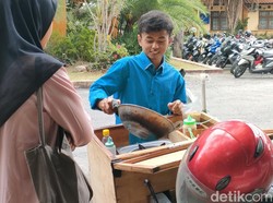 Semangat Belajar Firmansyah, Rela Ngojek dan Jualan Demi Ongkos Kuliah