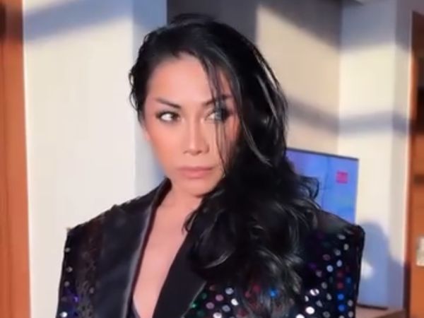 7 Gaya Seksi Anggun C. Sasmi Pamer Perut Rata di Peluncuran High End Brands