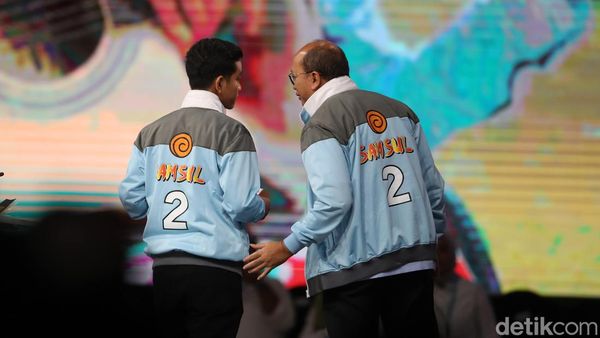 Momen Gibran Diskusi dengan Tim Saat Jeda Debat Keempat