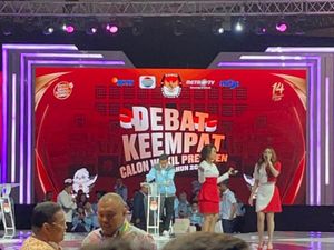 Momen Gibran Makan Pisang Saat Jeda Debat