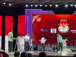 Momen Gibran Cari Jawaban dan Membungkuk ke Mahfud