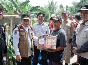 Banjir Belum Surut, Gubernur Jambi Kembali Salurkan Bantuan ke Warga