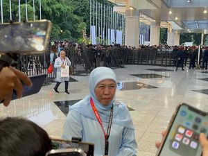 Pakai Baju Biru, Khofifah Tiba di JCC Jelang Debat Cawapres
