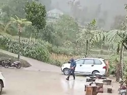 Merapi Erupsi, Hujan Abu Guyur Kawasan Wisata Girpasang Klaten