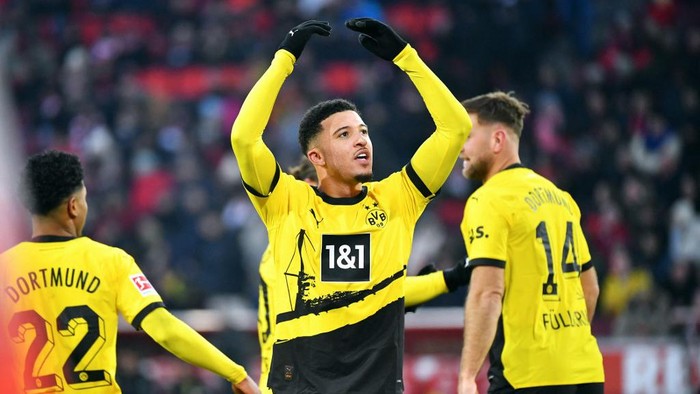 Dortmunds British midfielder #10 Jadon Sancho reacts during the German first division Bundesliga football match between FC Cologne and Borussia Dortmund in Cologne on January 20, 2024. (Photo by Uwe KRAFT / AFP) / DFL REGULATIONS PROHIBIT ANY USE OF PHOTOGRAPHS AS IMAGE SEQUENCES AND/OR QUASI-VIDEO