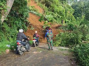 Jalan Penghubung 2 Kabupaten di Bengkulu Tertutup Longsor
