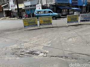 Jalan di Perempatan Pasar Baru Bandung Berlubang, Bahayakan Pengendara