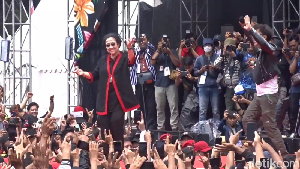 Joget Megawati Kala Slank Dendangkan Orkes Sakit Hati di Bandung