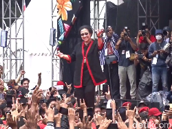 Momen Megawati Joget Orkes Sakit Hati di Kampanye Akbar Ganjar
