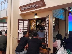 Titilaras, Kedai Teh Nyentrik di Pasar Gede yang Tak Punya Menu Tetap