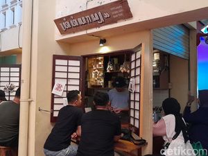 Titilaras, Kedai Teh Nyentrik di Pasar Gede yang Tak Punya Menu Tetap Titilaras, Kedai Teh Nyentrik di Pasar Gede yang Tak Punya Menu Tetap