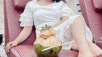 Keseruan Putri DA Saat Minum Kelapa di Pantai hingga Ngopi Cantik