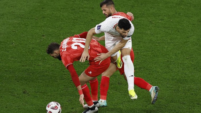 Soccer Football - AFC Asian Cup - Group C - Iran v Palestine - Education City Stadium, Al Rayyan, Qatar - January 14, 2024 Iran's Mehdi Taremi in action with Palestine's Zeid Qunbar and Mahmoud Abuwarda REUTERS/Thaier Al-Sudani