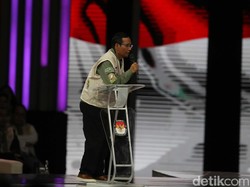 Momen Mahfud Nyanyikan Lagu Ebiet G Ade saat Penutupan Debat Cawapres