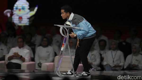 Begini Gimik Gibran Membungkuk Nyari Jawaban ke Mahfud Md