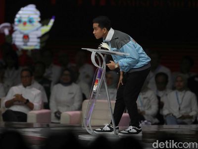 Begini Gimik Gibran Membungkuk Nyari Jawaban ke Mahfud Md