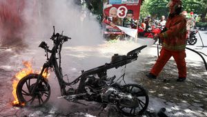 Motor Tiba-tiba Terbakar Saat Melaju di Jalan Undaan Kulon Surabaya