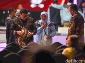 Khofifah Datang ke Arena Debat Cawapres Pakai Baju Biru