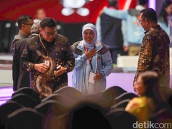 Khofifah Datang ke Arena Debat Cawapres Pakai Baju Biru