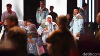 Pakai Jaket Samsul, Khofifah Dukung Gibran di Debat Cawapres