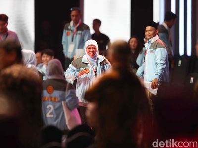 Pakai Jaket Samsul, Khofifah Dukung Gibran di Debat Cawapres