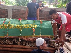 Penyesalan Ammar Zoni Tak Bisa Dampingi Sang Ayah di Akhir Hayatnya Penyesalan Ammar Zoni Tak Bisa Dampingi Sang Ayah di Akhir Hayatnya