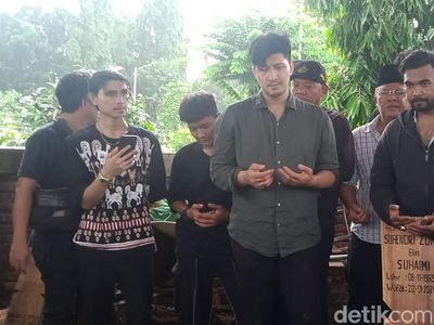 Suasana Haru di Pemakaman Ayah Ammar Zoni