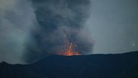 Penampakan Gunung Marapi Muntahkan Batu Pijar