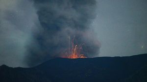 Penampakan Gunung Marapi Muntahkan Batu Pijar