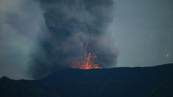 Penampakan Gunung Marapi Muntahkan Batu Pijar