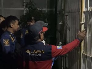 Penyelamatan Dramatis Damkar Bebaskan Lansia yang Terjebak di Rumah