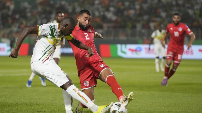 Malis Hamari Traore, left, kicks the ball ahead of Tunisias Ali Abdi during the African Cup of Nations Group E soccer match between Tunisia and Mali at the Amadou Gon Coulibaly Stadium in Korhogo, Ivory Coast, Saturday, Jan. 20, 2024. (AP Photo/Sunday Alamba)