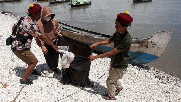 Aksi Mahasiswa PMKRI Bersih-bersih Pantai Kenjeran