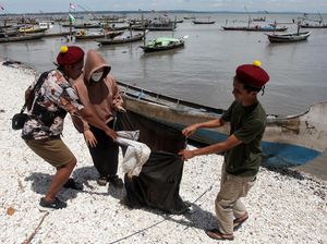 Aksi Mahasiswa PMKRI Bersih-bersih Pantai Kenjeran