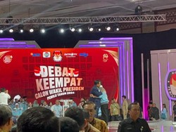 Momen Prabowo-Gibran Pelukan Usai Debat Cawapres Kedua