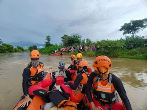 Perahu Terbalik di Sungai Paguyaman Boalemo, 1 Orang Hilang Terseret Arus Perahu Terbalik di Sungai Paguyaman Boalemo, 1 Orang Hilang Terseret Arus