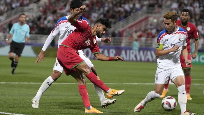 Omans Salaah Said Al Yahyaei, second left, shoots in an attempt to score during the Asian Cup Group F soccer match between Thailand and Oman at Abdullah Bin Khalifa Stadium in Doha, Qatar, Sunday, Jan. 21, 2024. (AP Photo/Thanassis Stavrakis)