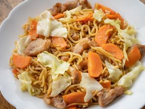 Resep Yakisoba Ayam, Mie Goreng Jepang Berbumbu Sederhana Resep Yakisoba Ayam, Mie Goreng Jepang Berbumbu Sederhana