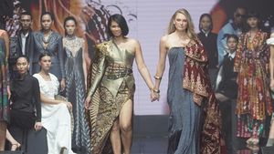 Foto: Aksi 2 Bidadari Victorias Secret Fashion Show di Jakarta
