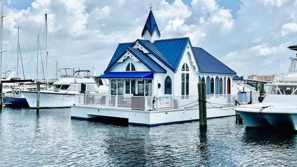 Nggak Setiap Hari Ada: 3 Foto Rumah Terapung yang Hanya Ada 2 di Dunia