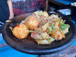 Sedapnya Seblak Rafael Racikan Teh Betty yang Viral