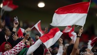 Indonesia kini masih menyisakan satu laga di fase grup dan bakal berusaha lolos ke babak 16 besar Piala Asia 2023. Suporter, yang lazim disebut sebagai para pemain ke-12, niscaya bakal kembali mendukung Skuad Garuda dengan gegap gempita. Foto: Jalu Pamuncar/detikcom