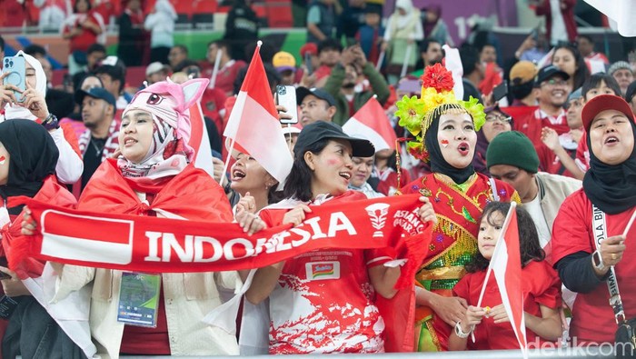 Suporter di Qatar setia mengiringi setiap langkah Timnas Indonesia dalam pertandingan di Piala Asia 2023. Para suporter Merah Putih tampil heboh penuh antusiasme dalam memberikan dukungan.