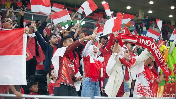 Suporter di Qatar setia mengiringi setiap langkah Timnas Indonesia dalam pertandingan di Piala Asia 2023. Para suporter Merah Putih tampil heboh penuh antusiasme dalam memberikan dukungan.