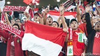 Dengan penuh antusiasme, para suporter Merah Putih memberikan dukungan langsung kepada timnas Indonesia dalam pertandingannya. Foto: Jalu Pamuncar/detikcom
