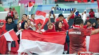 Pernak-pernik bernuansa Merah Putih dibawa oleh para suporter Timnas Indonesia dalam memberikan dukungannya di stadion. Foto: Jalu Pamuncar/detikcom