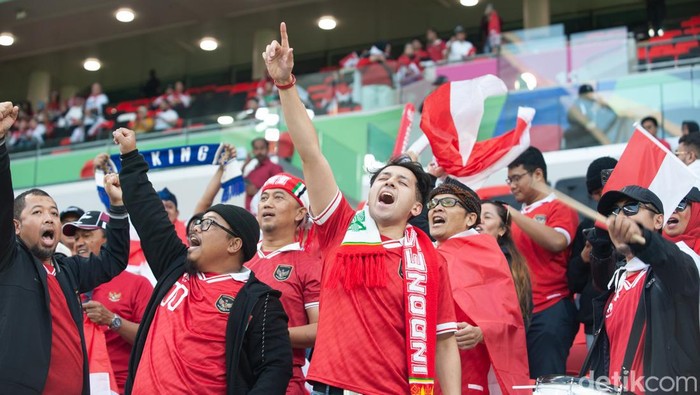 Suporter di Qatar setia mengiringi setiap langkah Timnas Indonesia dalam pertandingan di Piala Asia 2023. Para suporter Merah Putih tampil heboh penuh antusiasme dalam memberikan dukungan.