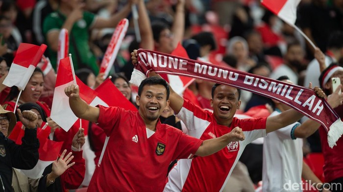 Suporter Timnas Indonesia di Piala Asia 2023 Qatar Suporter di Qatar setia mengiringi setiap langkah Timnas Indonesia dalam pertandingan di Piala Asia 2023. Para suporter Merah Putih tampil heboh penuh antusiasme dalam memberikan dukungan.